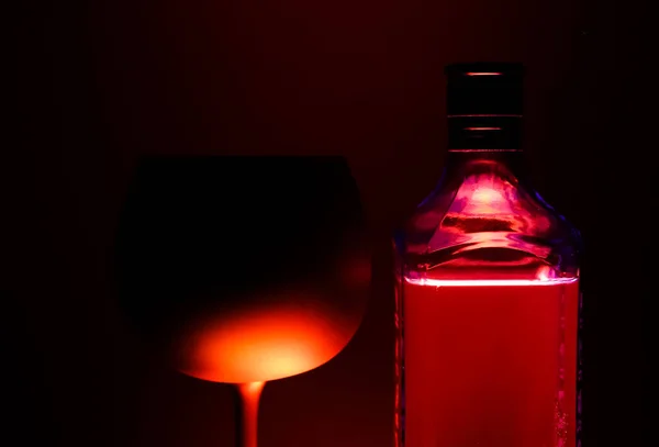 Gros Plan Silhouette Isolée Verre Vin Bouteille Éclairée Par Lumière — Photo