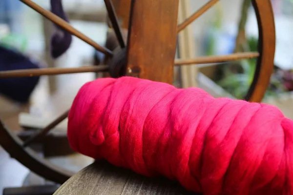 Close Pink Red Ball Raw Merino Wool Blurred Spinning Wheel — Stock Photo, Image