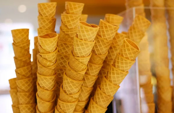 Close Cones Waffle Empilhados Isolados Sorveteria Com Fundo Borrado Alemanha — Fotografia de Stock