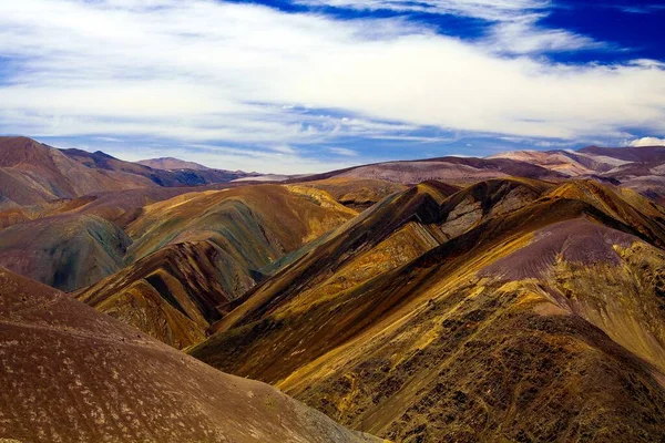 智利阿塔卡马沙漠科皮亚波山脉美丽的色彩源于丰富的矿藏 — 图库照片