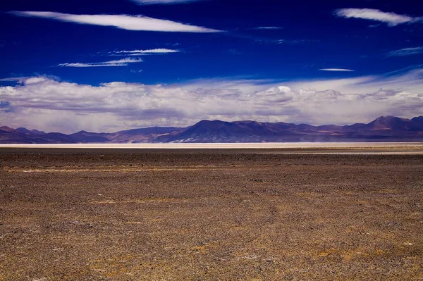 俯瞰地平线上模糊的山脉上无尽的干旱贫瘠土地 智利阿塔卡马圣佩德罗附近的Maricunga盐滩高原 — 图库照片