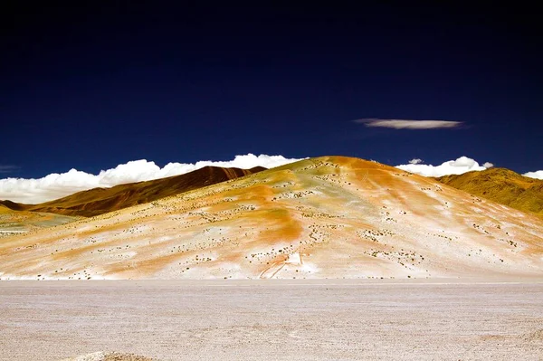 智利圣佩德罗德阿塔卡马附近的Maricunga盐滩高原 与深蓝色天空形成鲜明对比的圆锥形白褐色光秃山 俯瞰白色贫瘠的盐滩 — 图库照片