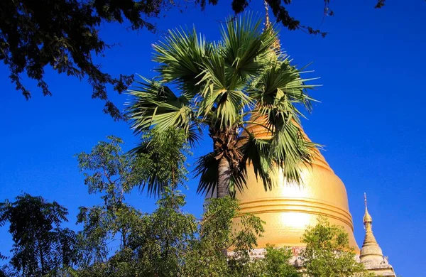 Low Angle View Geïsoleerde Gouden Koepel Van Boeddhistische Pagoda Tegen — Stockfoto