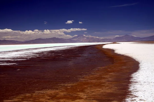 Cordillera Borrosa Bajo Una Dramática Alfombra Nubosa Que Contrasta Con — Foto de Stock