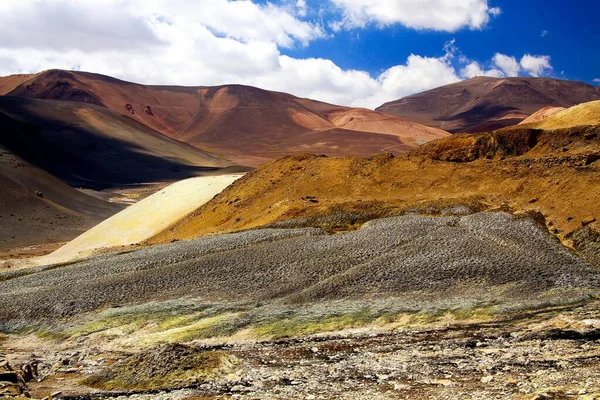 通往智利阿塔卡马沙漠Copiapo的一条泥泞的道路 穿过虚幻的干旱贫瘠地带 — 图库照片