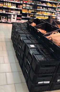 Toenisvorst, Almanya - 19 Mart. 2020: Corona krizi sırasındaki panikten sonra Alman süpermarketindeki boş patates kutularına bakın
