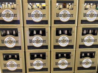 Toenisvorst, Almanya - 14 Mayıs. 2020: Alman süpermarketinde izole edilmiş Warsteiner Pilsener bira kutularına bakın