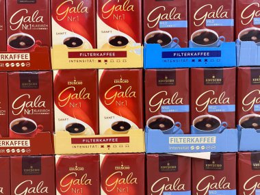 Toenisvorst, Almanya - 14 Mayıs. 2020: Eduscho Gala Nr. izole edilmiş. Alman süpermarketinin rafında 1 kahve.