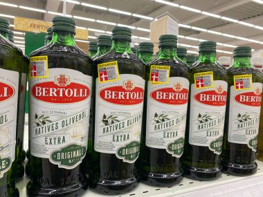 Toenisvorst, Almanya - 14 Mayıs. 2020: Alman süpermarketinin rafındaki izole edilmiş İtalyan Bertolli zeytinyağı şişelerine bakın