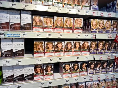 Toenisvorst, Almanya - 14 Mayıs. 2020: Alman süpermarketinin raflarında saç boyası ürünlerinin seçimi üzerine görüş