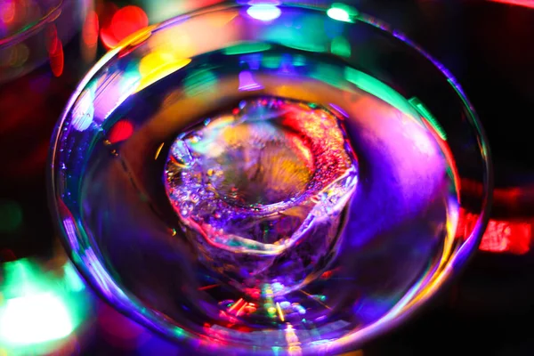 Vista Superior Cristal Copa Cóctel Con Cubo Hielo Colores Vibrantes — Foto de Stock