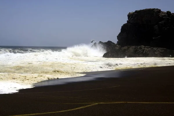 White Breakwater Foam Hit Lonely Black Lava Sand Beach Pacific — Stock Photo, Image