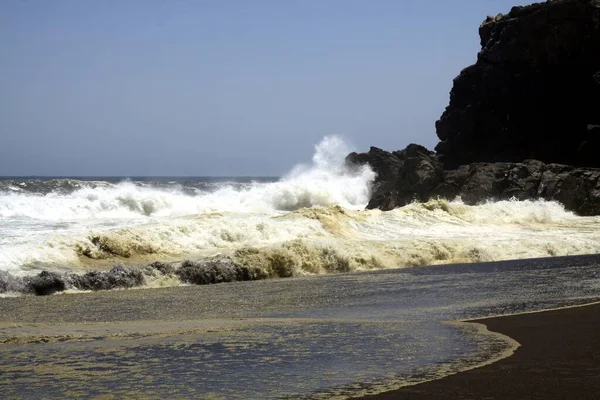 Des Vagues Puissantes Écrasent Sur Rocher Éclaboussent Eau Dans Les — Photo