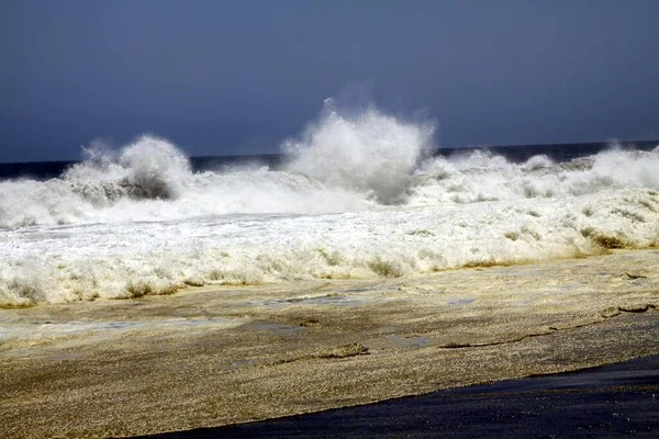 Biała Falująca Piana Uderzona Samotnej Czarnej Plaży Piaszczystej Lawy Wybrzeżu — Zdjęcie stockowe
