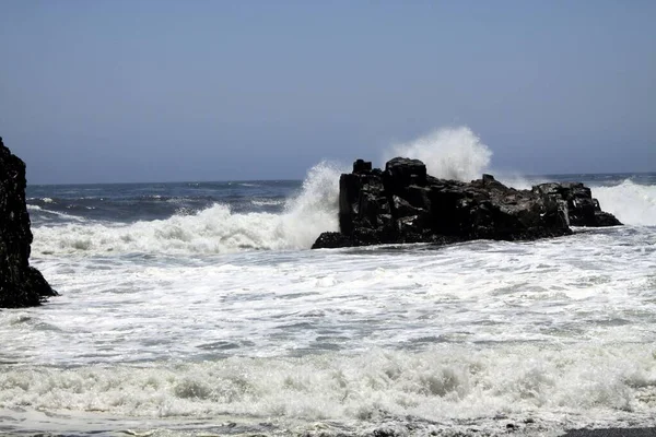 Krachtige Golven Storten Neer Een Rots Spetteren Water Lucht Afgelegen — Stockfoto