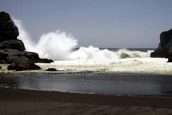 Powerfull Κύματα Συντρίβονται Ένα Βράχο Και Παφλασμό Νερού Στον Αέρα — Φωτογραφία Αρχείου