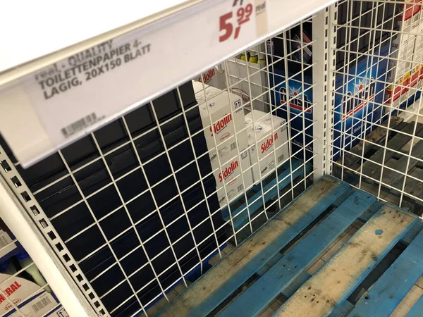 Toenisvorst, Almanya - 19 Mart. 2020: Alman süpermarketinde Corona krizi sırasında panik sonrasında boş tuvalet kağıdı Euro paletleri