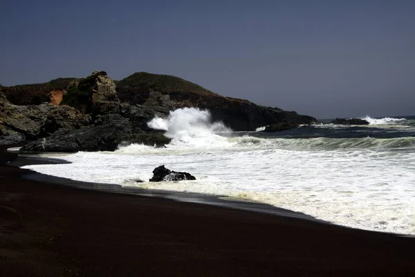 Powerfull Waves Crashing Rock Splashing Water Air Remote Black Lava — Stock Photo, Image
