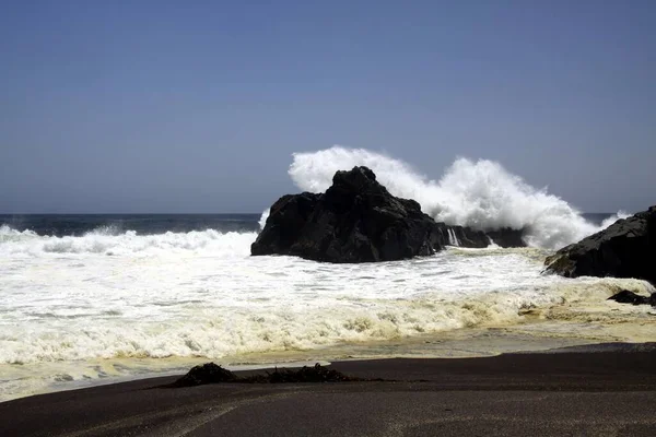 Powerfull Waves Crashing Rock Splashing Water Air Remote Black Lava — Stock Photo, Image