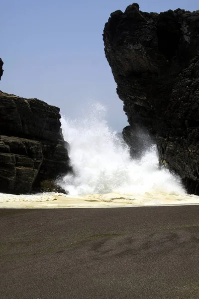 Amenaza Peligrosa Pared Marina Blanca Que Atraviesa Brecha Rocosa Playa — Foto de Stock