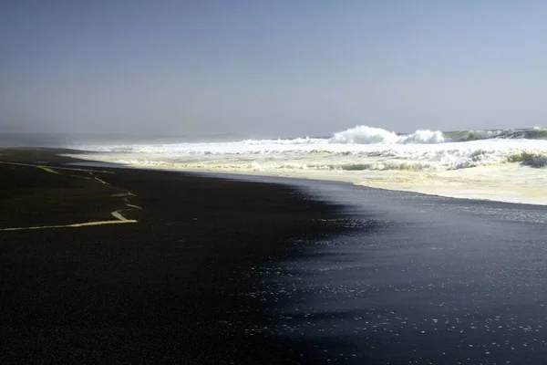 White Breakwater Foam Getroffen Eenzaam Zwart Lava Zandstrand Aan Stille — Stockfoto