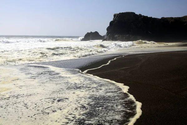 Espuma Blanca Rompeolas Golpeada Solitaria Playa Arena Lava Negra Costa — Foto de Stock