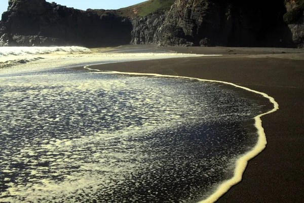 Schiuma Bianca Frangiflutti Colpito Sulla Spiaggia Sabbia Nera Solitaria Sulla — Foto Stock