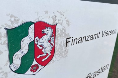 Viersen, Almanya - 16 Mayıs. 2020: Kuzey Ren Westfalia amblemli Alman vergi dairesinin izole edilmiş izine bakın