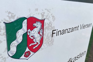 Viersen, Almanya - 16 Mayıs. 2020: Kuzey Ren Westfalia amblemli Alman vergi dairesinin izole edilmiş izine bakın