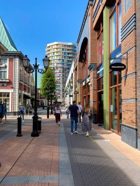 Roermond (desinatör çıkışı), Hollanda - 19 Mayıs. 2020: Yazın mavi gökyüzü ile dış alışveriş caddesinde manzara