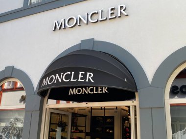 Roermond, Hollanda - 19 Mayıs. 2020: Moncler Moda Şirketi 'nin dükkan girişindeki logo harfleriyle ön cephede görüldü