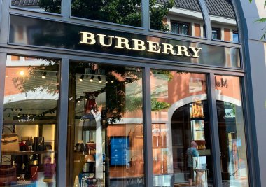 Roermond, Hollanda - 19 Mayıs. 2020: Burberry moda şirketinin mağaza girişindeki logo harfleriyle ön cephede görüldü