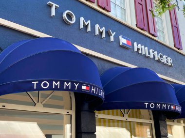 Roermond, Hollanda - 19 Mayıs. 2020: Tommy Hilfiger moda şirketinin mağaza girişindeki logo harfleriyle ön cephede görüldü