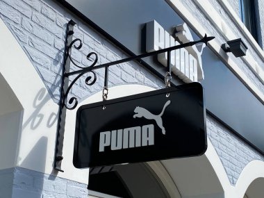 Roermond, Hollanda - 19 Mayıs. 2020: Mağaza girişindeki Puma spor giyim şirketinin logosu ön cephede