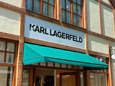 Roermond, Hollanda - 19 Mayıs. 2020: Karl Lagerfeld mağazasının girişinde logo harfleriyle görüntüleme