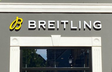 Roermond, Hollanda - 19 Mayıs. 2020: İsviçreli saat üreticisi Breitling şirketinin logo tabelasının ön cephesine bakın
