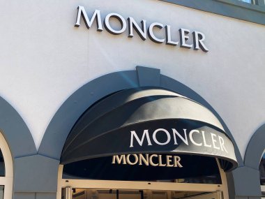Roermond, Hollanda - 19 Mayıs. 2020: Moncler Moda Şirketi 'nin dükkan girişindeki logo harfleriyle ön cephede görüldü