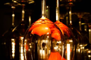 İzole edilmiş kırmızı, parlak şarap kadehleri grubuna bakın.