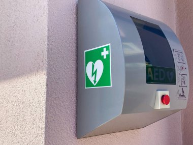 Roermond (desinatör çıkışı), Hollanda - 19 Mayıs. 2020: Alışveriş merkezinin duvarındaki izole edilmiş AED defibrilatör kutusuna bak (soldaki kutuya odaklan)