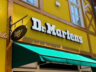 Roermond, Hollanda - 19 Mayıs. 2020: Mağaza girişinde İngiliz ayakkabı ve giyim firması Dr. Martens 'in logosu ön cephede