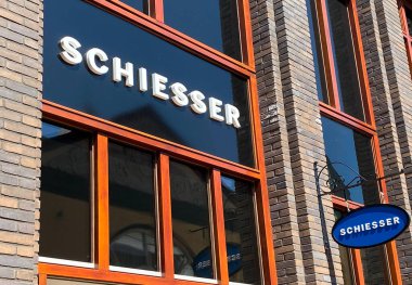 Roermond, Hollanda - 19 Mayıs. 2020: Alman Schiesser iç çamaşırı şirketinin logosu dükkânın girişinde.