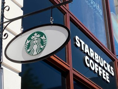 Roermond, Hollanda - 19 Mayıs. 2020: Starbucks kahve şirketinin logo tabelasına bakın