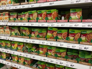 Toenisvorst, Almanya - 22 Mayıs. 2020: Alman süpermarketinin rafında Knorr hazır çorba ile izole edilmiş poşetlerin kapatılması