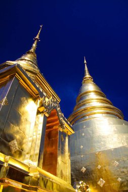 Işıl ışıl parlayan altın renkli kubbeler koyu mavi bulutsuz gökyüzü - Wat Phra That Doi Suthep pagoda Chiang Mai, Tayland - Görüntü