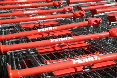 Heinsberg, Almanya - 23 Mart. 2020: Alman süpermarket indirim zincirinin münferit alışveriş arabalarını kapatın Penny