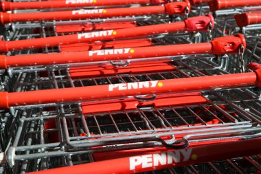 Heinsberg, Almanya - 23 Mart. 2020: Alman süpermarket indirim zincirinin münferit alışveriş arabalarını kapatın Penny