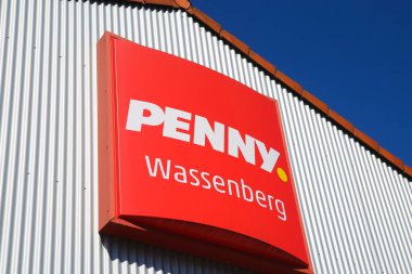 Wassenberg, Almanya - 23 Mart. 2020: Açık mavi gökyüzüne karşı Alman Penny gıda indirimi zincirinin izole işaretini kapat