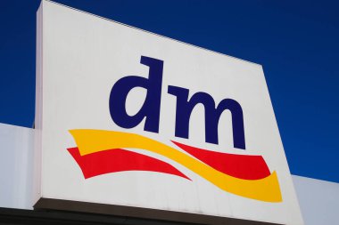 Heinsberg, Almanya - 23 Mart. 2020: Açık mavi gökyüzüne karşı Alman Dm eczane indirim zincirinin izole işaretini kapat