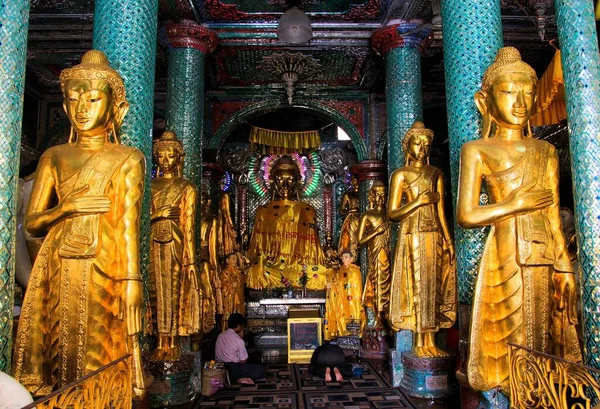 Yangún Myanmar Diciembre 2015 Vista Sobre Reluciente Santuario Con Pilares — Foto de Stock