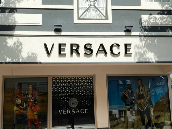 Рурмонд Нидерланды Мая 2020 Вид Фасад Логотипом Модной Компании Versace — стоковое фото